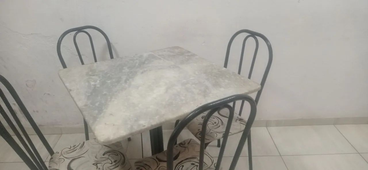 Mesa com quatro cadeiras 