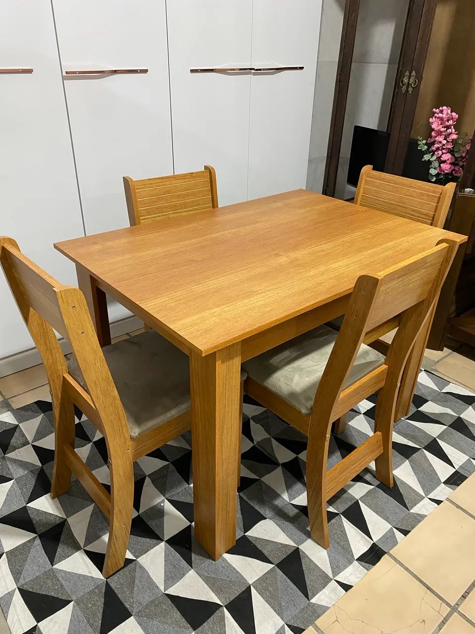 Mesa com 4 cadeiras NOVA 