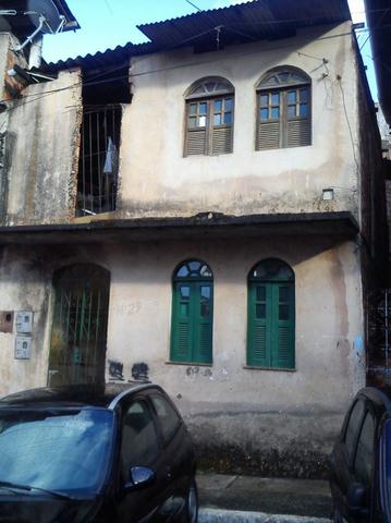 Casa em frente de rua, nos IAPI, tem 2/4 sala, cozinha e banheiro