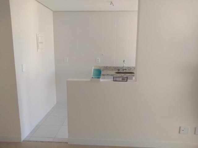 Excelente apto em Jacarepaguá, próximo do Projac, Sala, 2 quartos, varanda e banheiros - Foto 5
