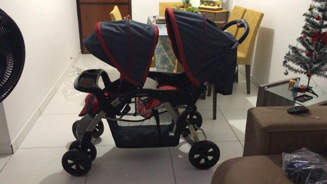Carrinho de bebê para gêmeos estado de zero