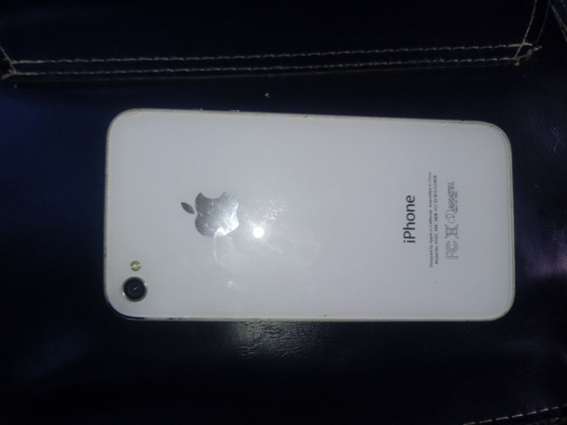 IPhone 4 + carregador por 400,00
