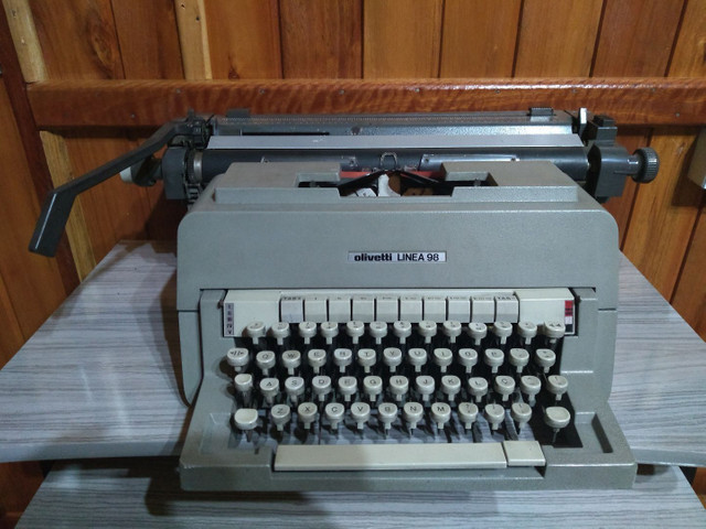 Linda !!! Máquina de escrever antiga !!!