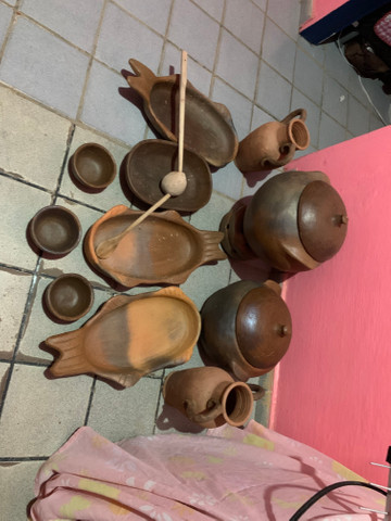 Conjunto com panelas de barro