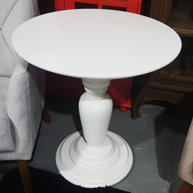 Mesa Lateral Decorativa Trabalhada em Madeira - Foto 2