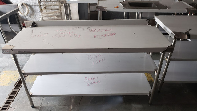 Mesa lisa com 2 prateleiras em Aço inox - Foto 2