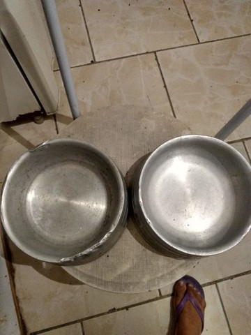 Vendo 2 pote de comida e água pra cachorro eu quero 50 reais nos 2
