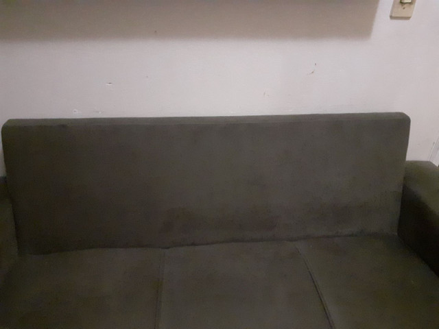 Sofá três lugares cor marrom às almofadas removidas - Foto 4