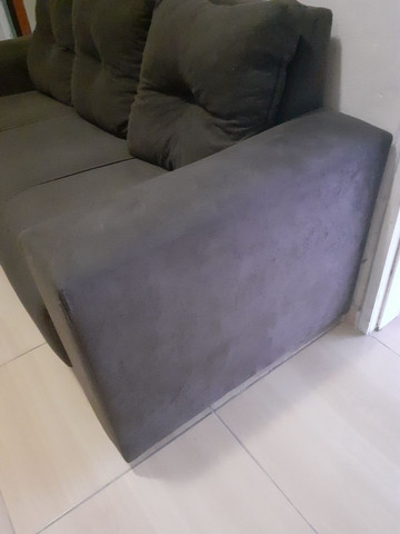 Sofá três lugares cor marrom às almofadas removidas