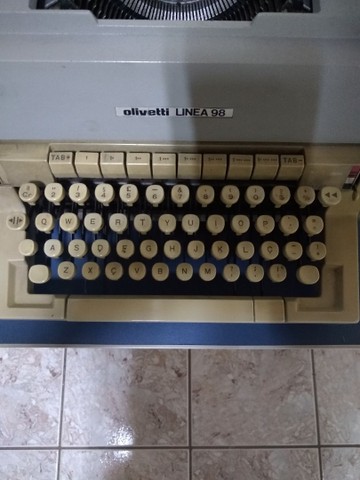 Máquina de escrever Olivetti Línea 98 - Foto 5