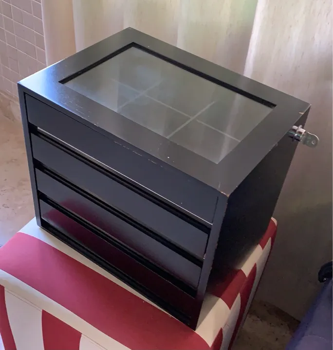 Gaveteiro de MDF e vidro com divisórias da arte e papel com chave