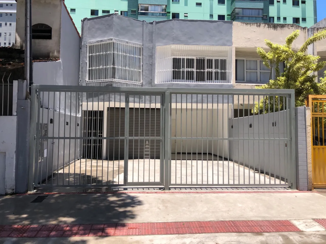 Alugo casa Itapuã para fins comerciais