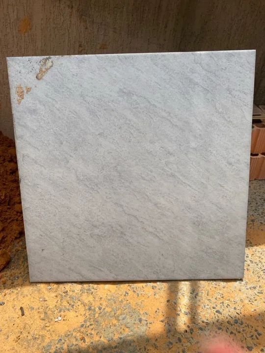 Piso cerâmico externo cinza