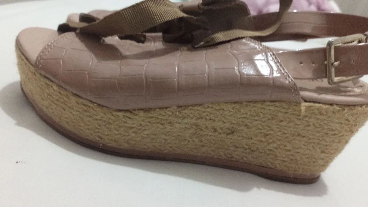Sandália plataforma linda Tam 37 baixei agora é 39 reais - Foto 4