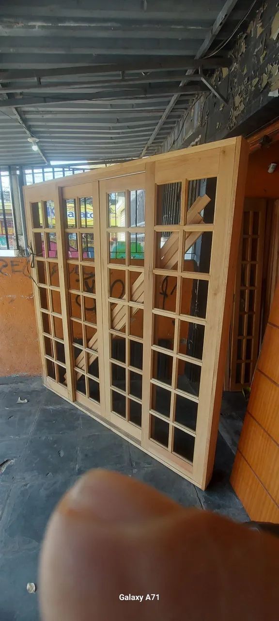 Porta de madeira maciça com vidro e detalhes em ferro planeta portas e janelas de madeira  - Foto 3