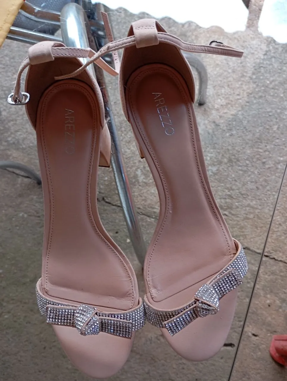 Sandália Arezzo com detalhes em strass - Nº 36