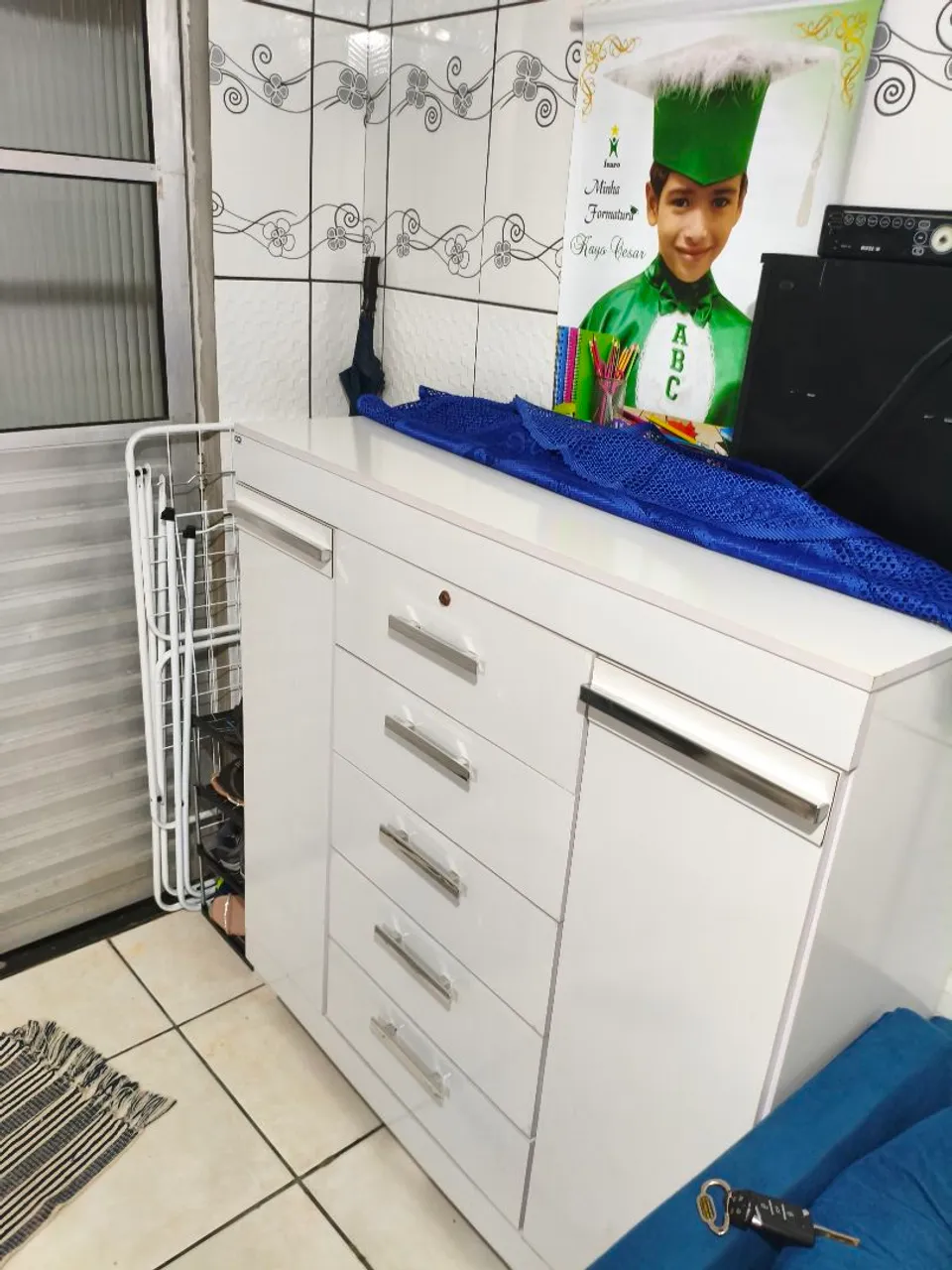 Cômoda branca com gavetas