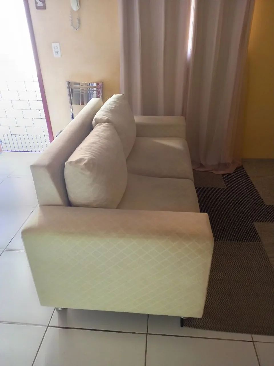 Sofá 2 lugares em tecido bege