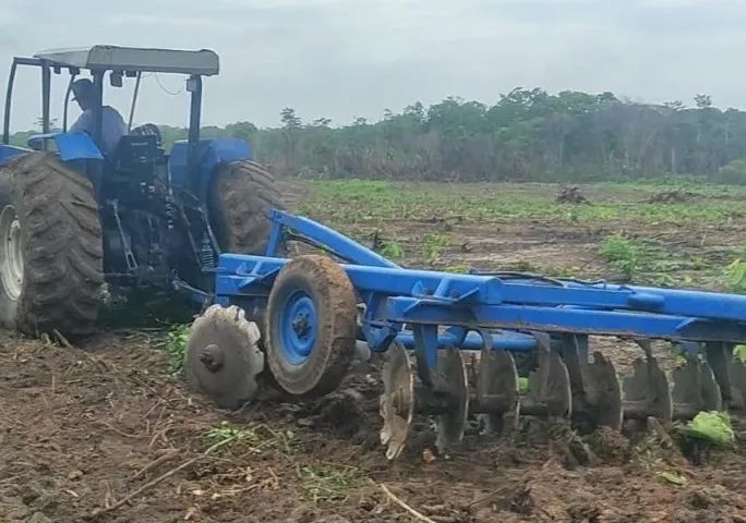 Trator Agrícola Ford NewHolland 7630 - Com Grade Aradora e Plaina Dianteira - Foto 3