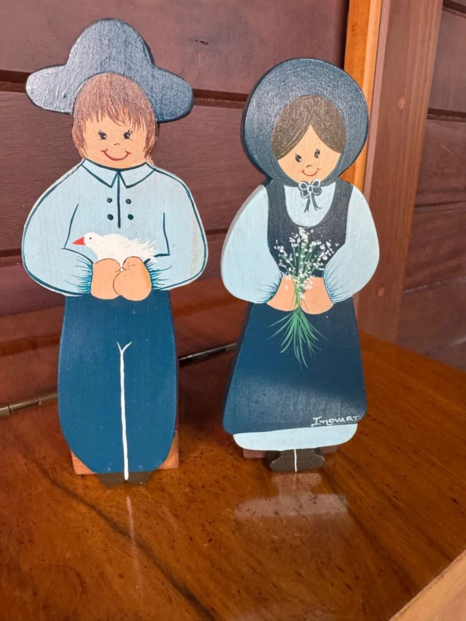 2 CASTIÇAIS DE MADEIRA PINTADOS À MÃO. PERFEITOS