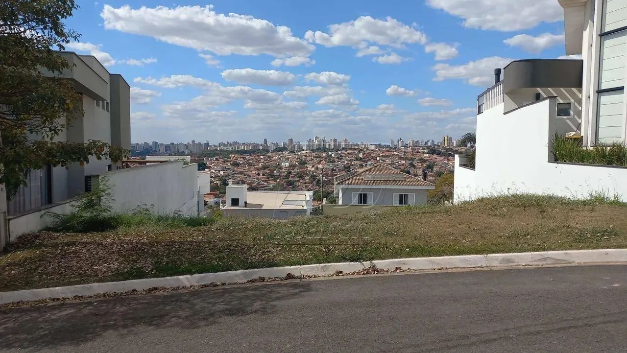 Terreno no Reserva do Engenho, com 507,32 m2, com declive, único na quadra. R$ 450.000,00
