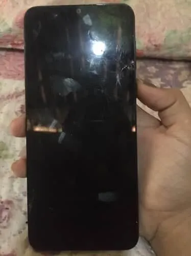 Usado 100% de bateria, não trava, só a tela que é trincada! . Ele é o moto e13.