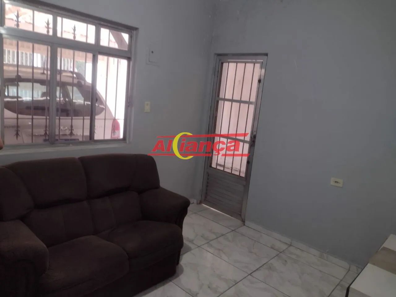 Casa com 2 dormitórios, garagem para 2 carros e amplo quintal com churrasqueira - Foto 2