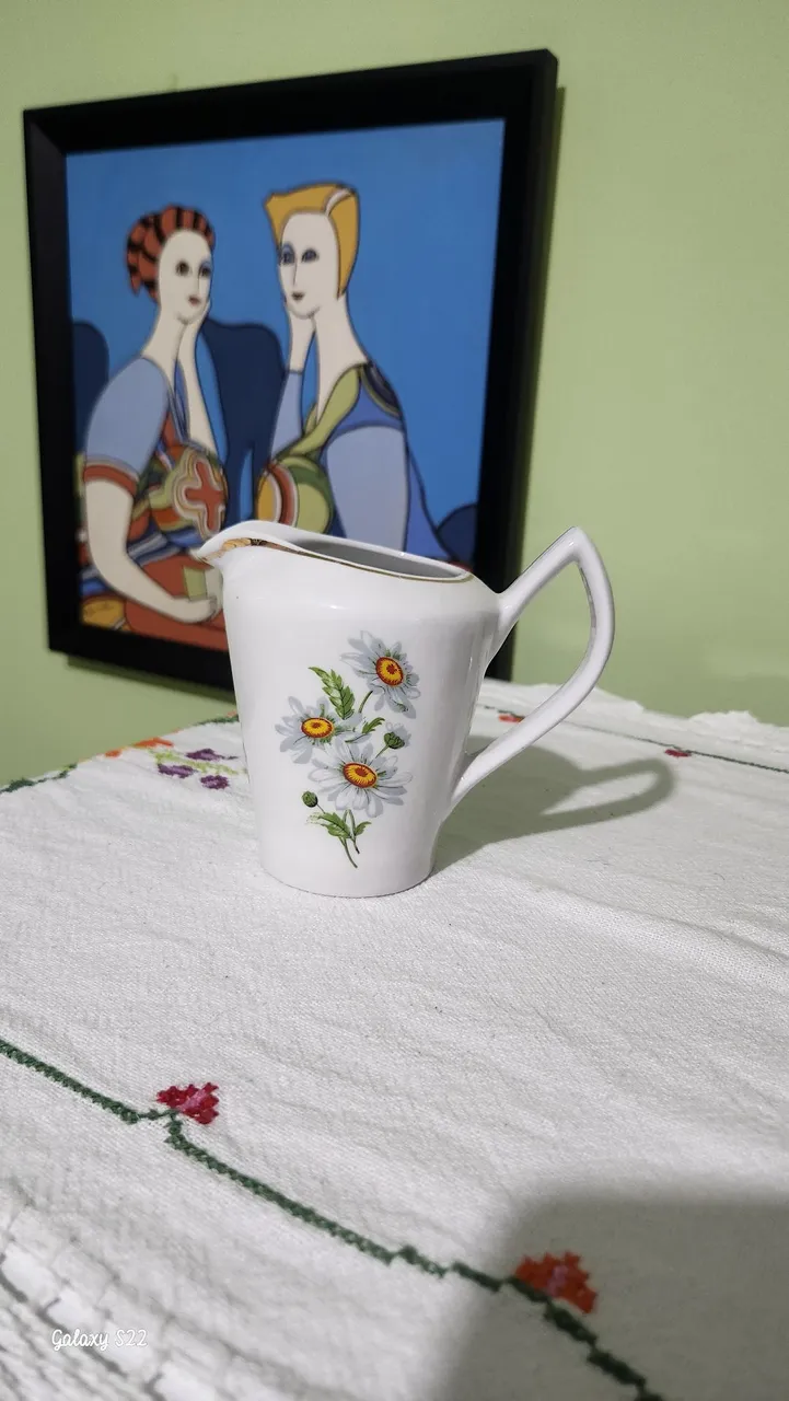 Leiteira de porcelana com estampa floral