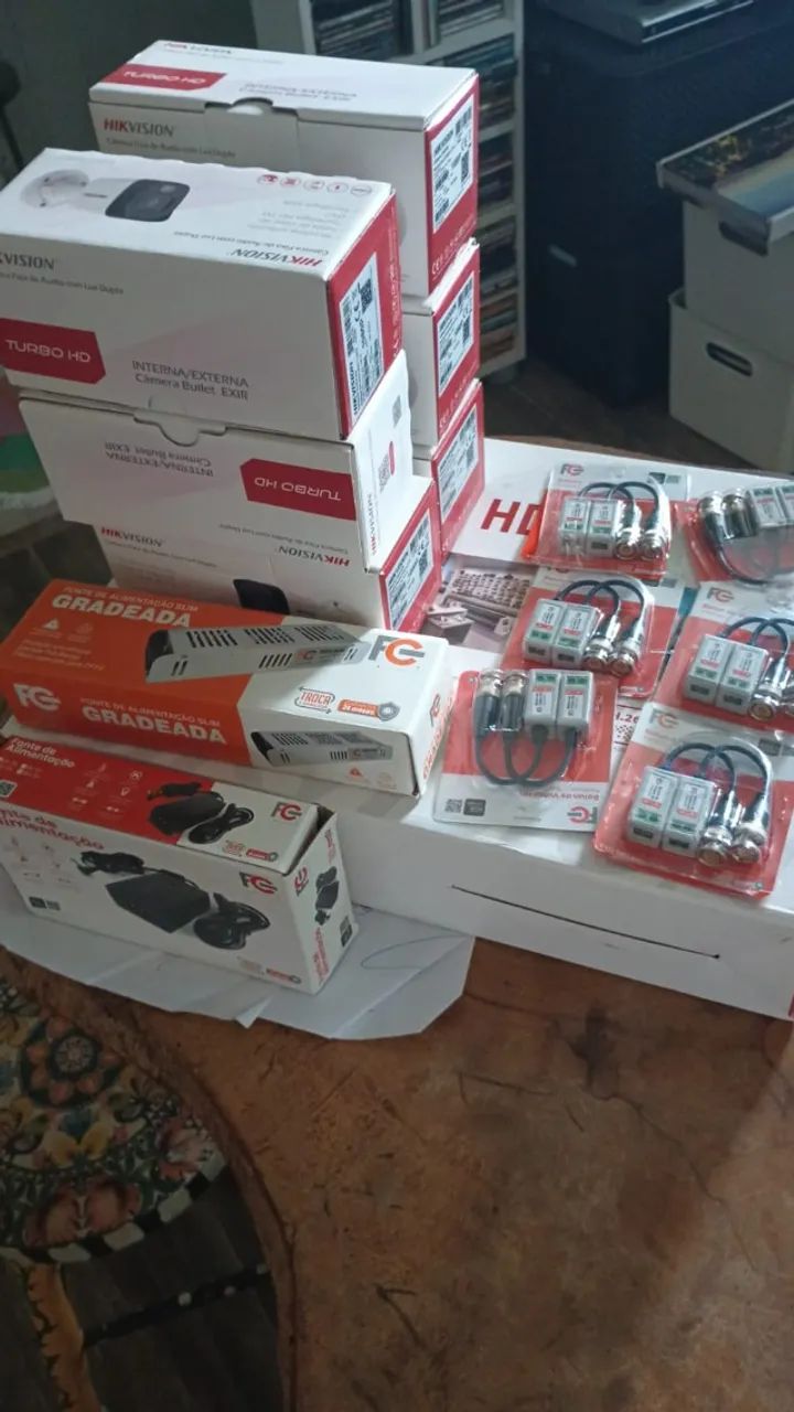 Sistema de CFTV incluindo DVR com 16 canais, 6 câmeras, duas fontes e 6 pares de "baloons"