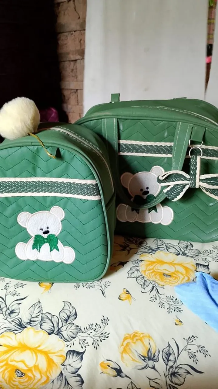 Kit de bolsas verdes com detalhes de urso