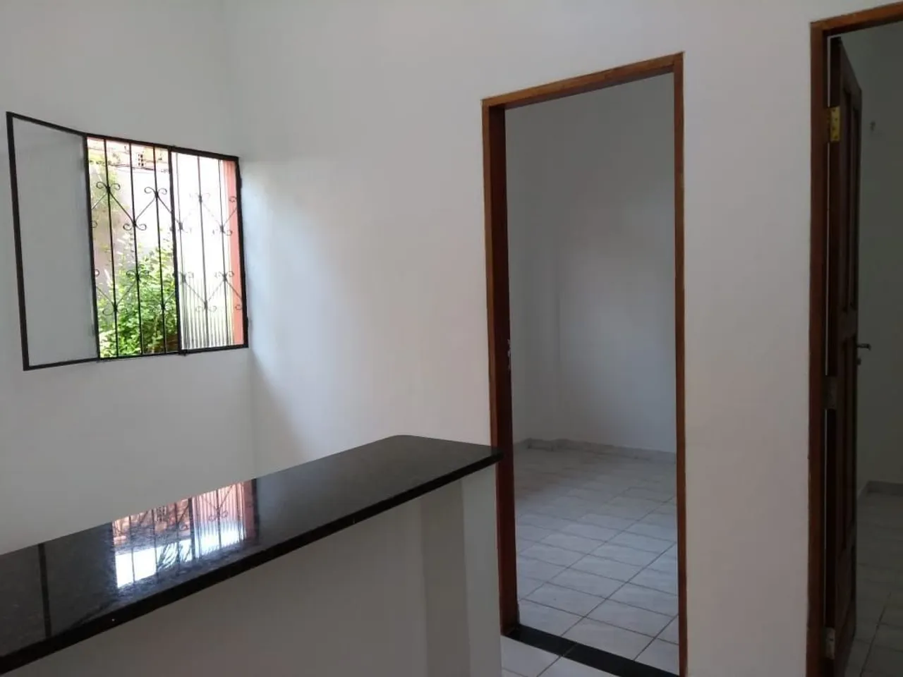 Aluga-se kitnet com 2 quartos 