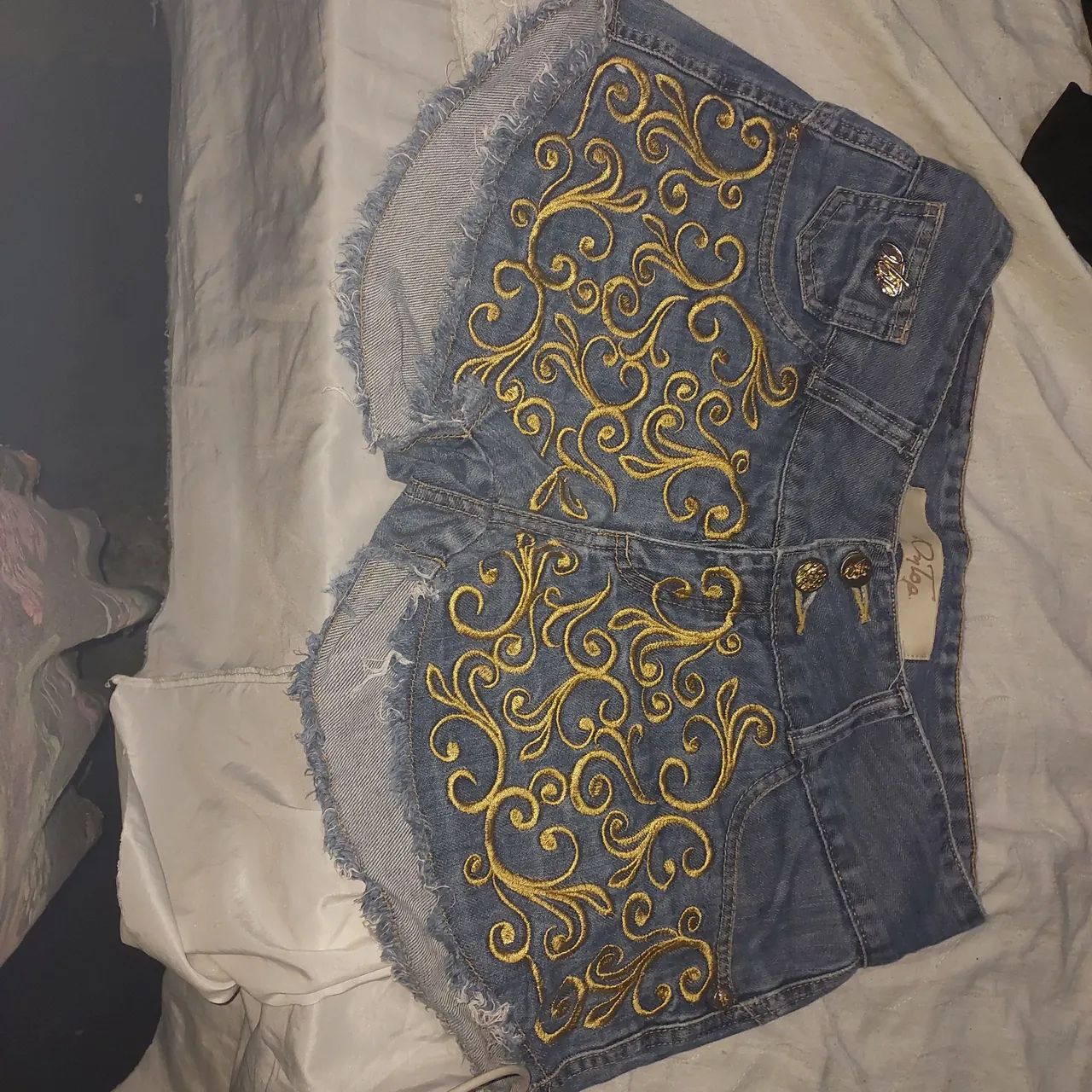 Shorts Jeans Bordado Dourado - Estilo e Elegância