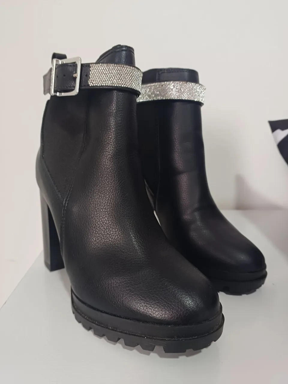 Bota Feminina Preta com Detalhes em Strass