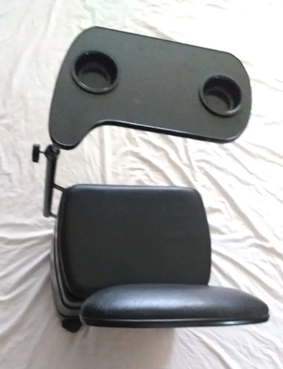 Cadeira de manicure marca Prisme Usinagem. Mesa regulável e lugares para guardar objetos. - Foto 5