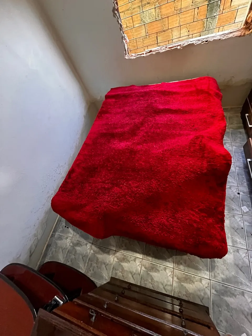 Tapete vermelho felpudo para sala ou quarto