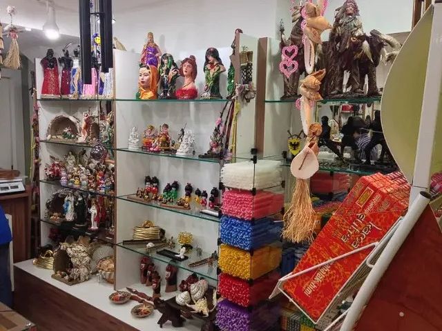 Vendedora loja artigos religiosos
