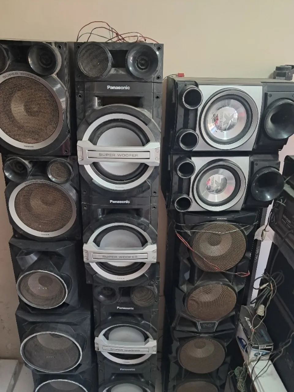 conjunto de caixas de som variadas usadas