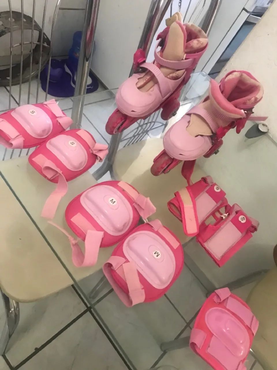 Patins rosa com acessórios de proteção