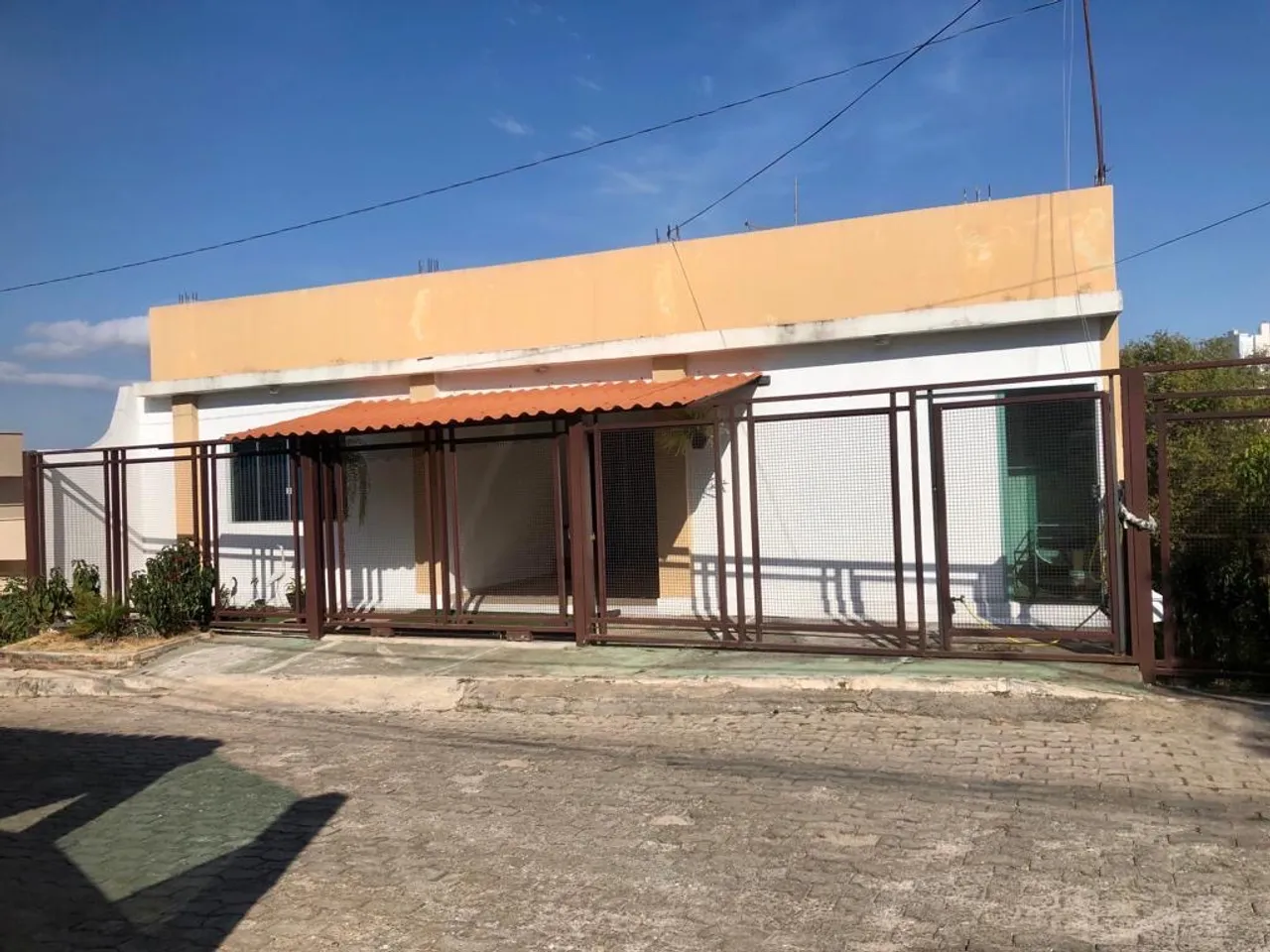 Casa andar superior nivél com a rua Avenida da misericórdia