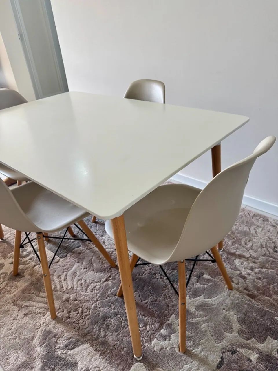 Mesa de jantar com 4 cadeiras branca