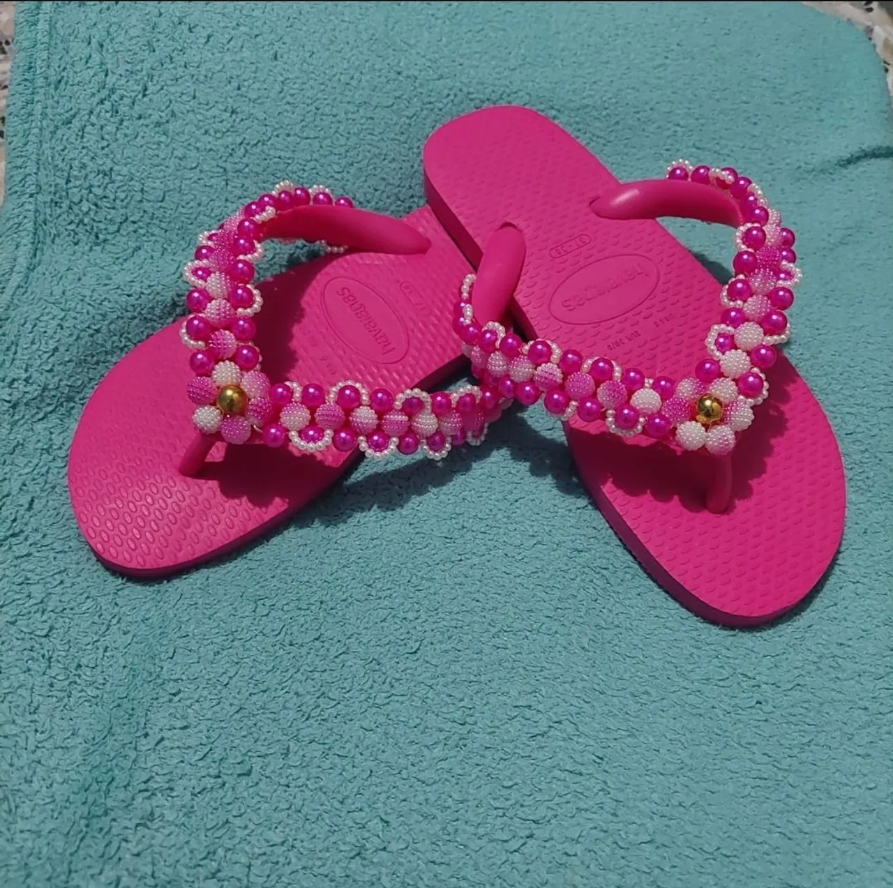 Sandália Havaianas customizada com pérolas