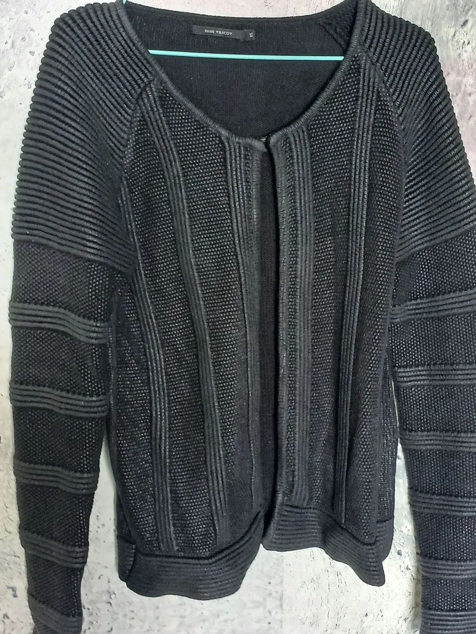Cardigã preto canelado elegante