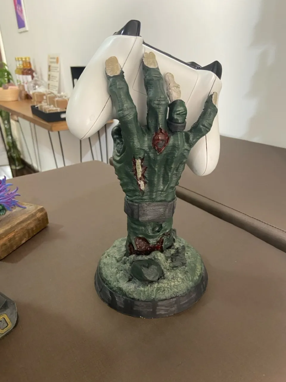 Suporte para Controle de Video Game em Forma de Mão de Zumbi