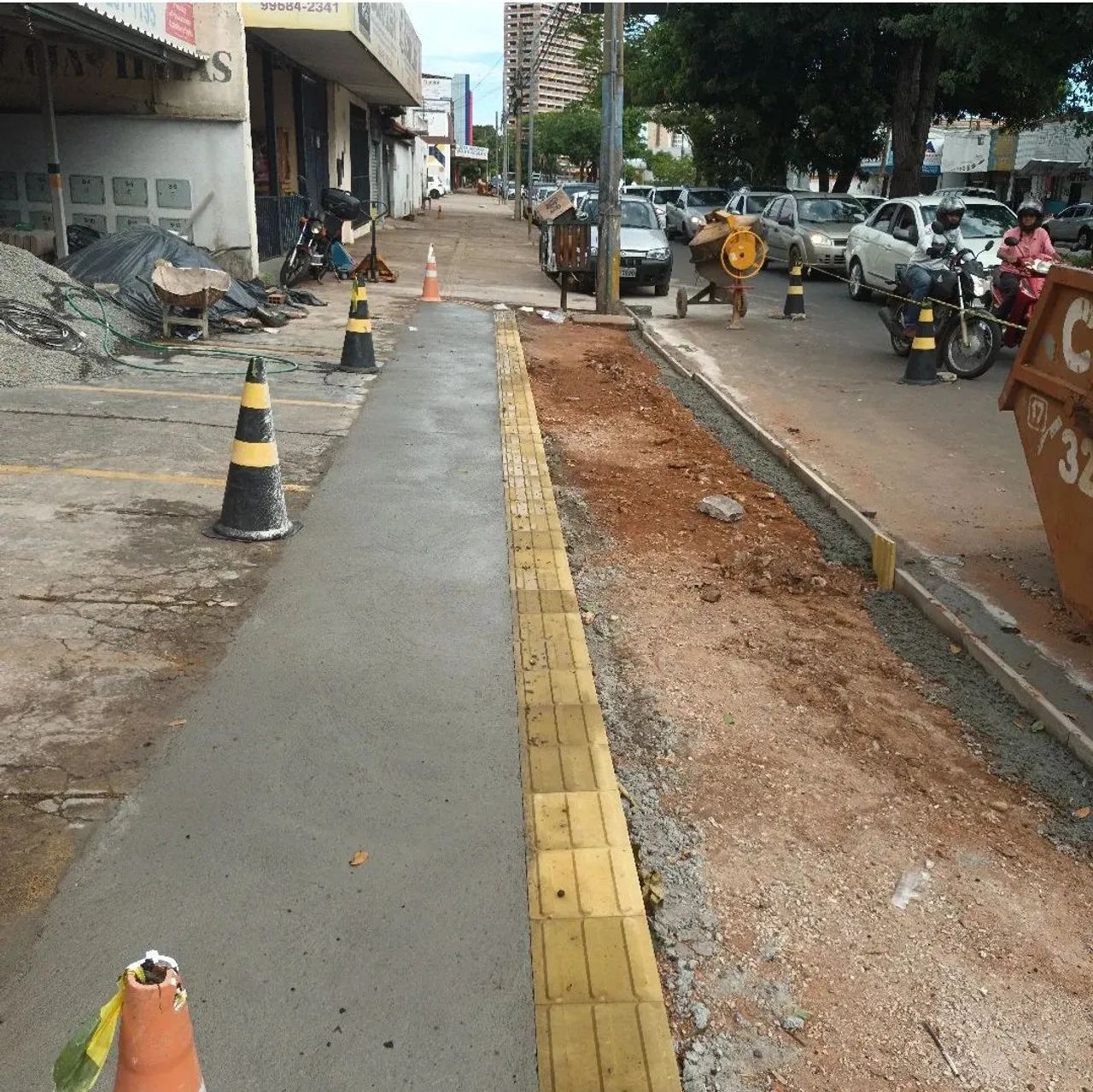 Instalação de piso tátil e reforma de calçada 