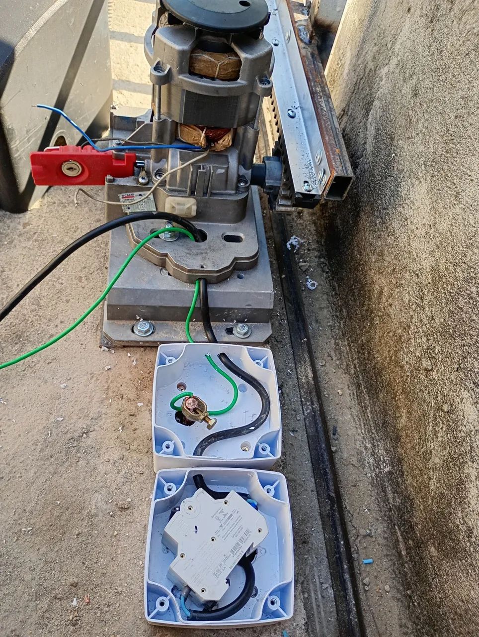 INSTALAÇÃO E MANUTENÇÃO EM MOTORES DE PORTÃO RESIDENCIAL E COMERCIAL  - Foto 3