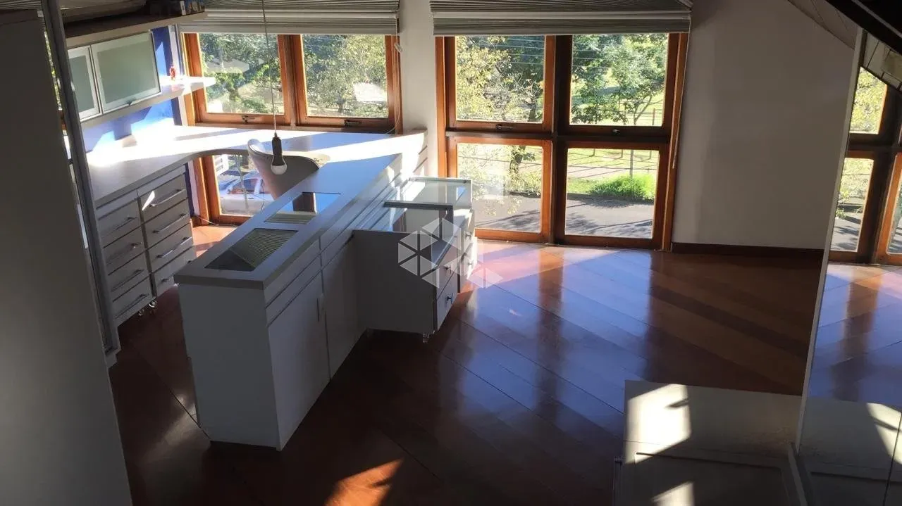 Imobiliária Crédito Real, vende casa com 4 quartos sendo 1 suíte master, no bairro Jardim