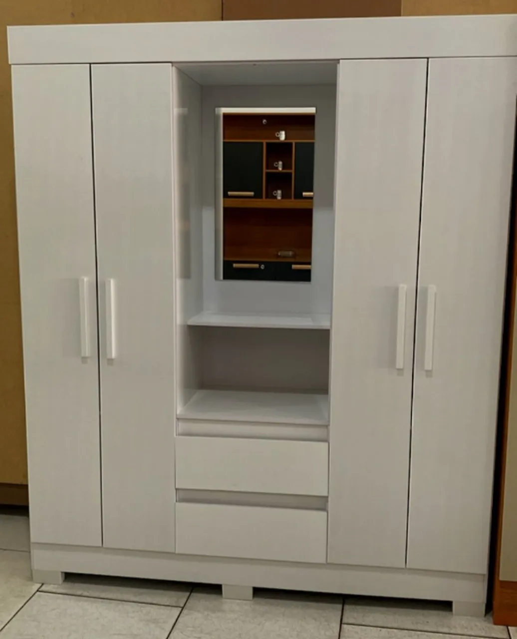 Guarda Roupa Isabely na cor Branca com 4 portas e com 2 gavetas