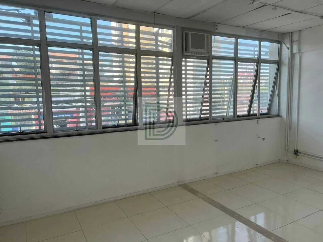 Sala na Avenida do Rio Pequeno para locação.