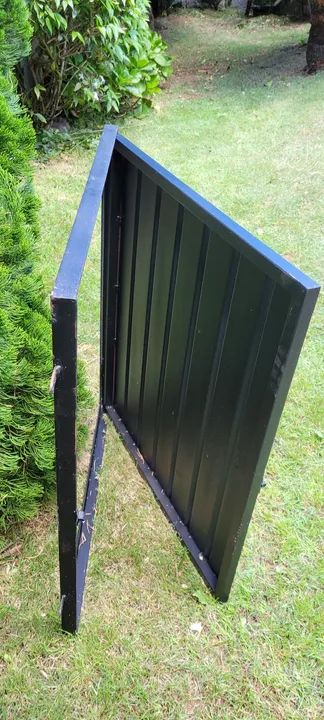Porta de ferro com pintura de fundo preta, medindo 60 x 70 cm.  - Foto 2