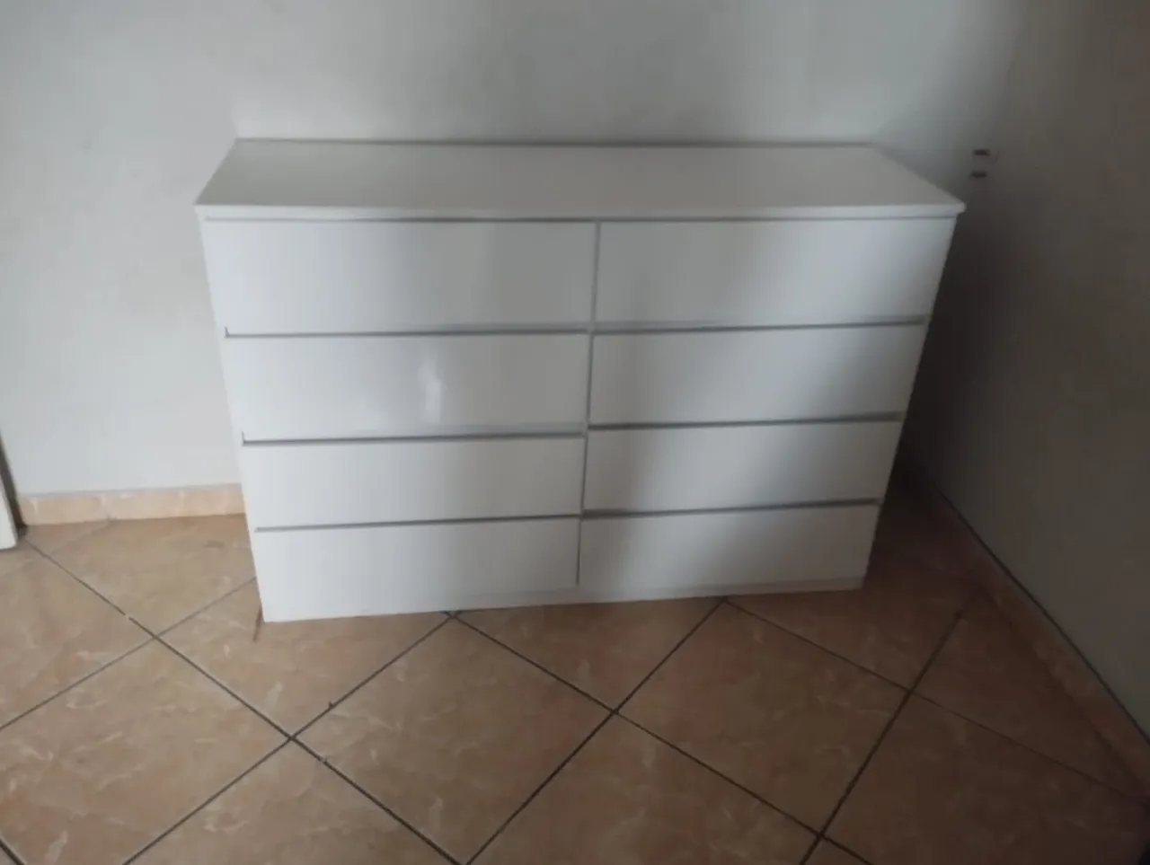 Cômoda branca com 8 gavetas